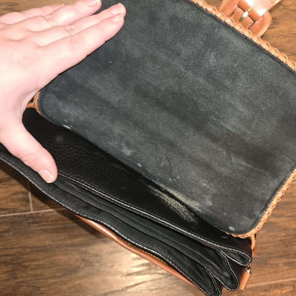 Dooney & Bourke | Medium Crossbody - Picture 3 of 4